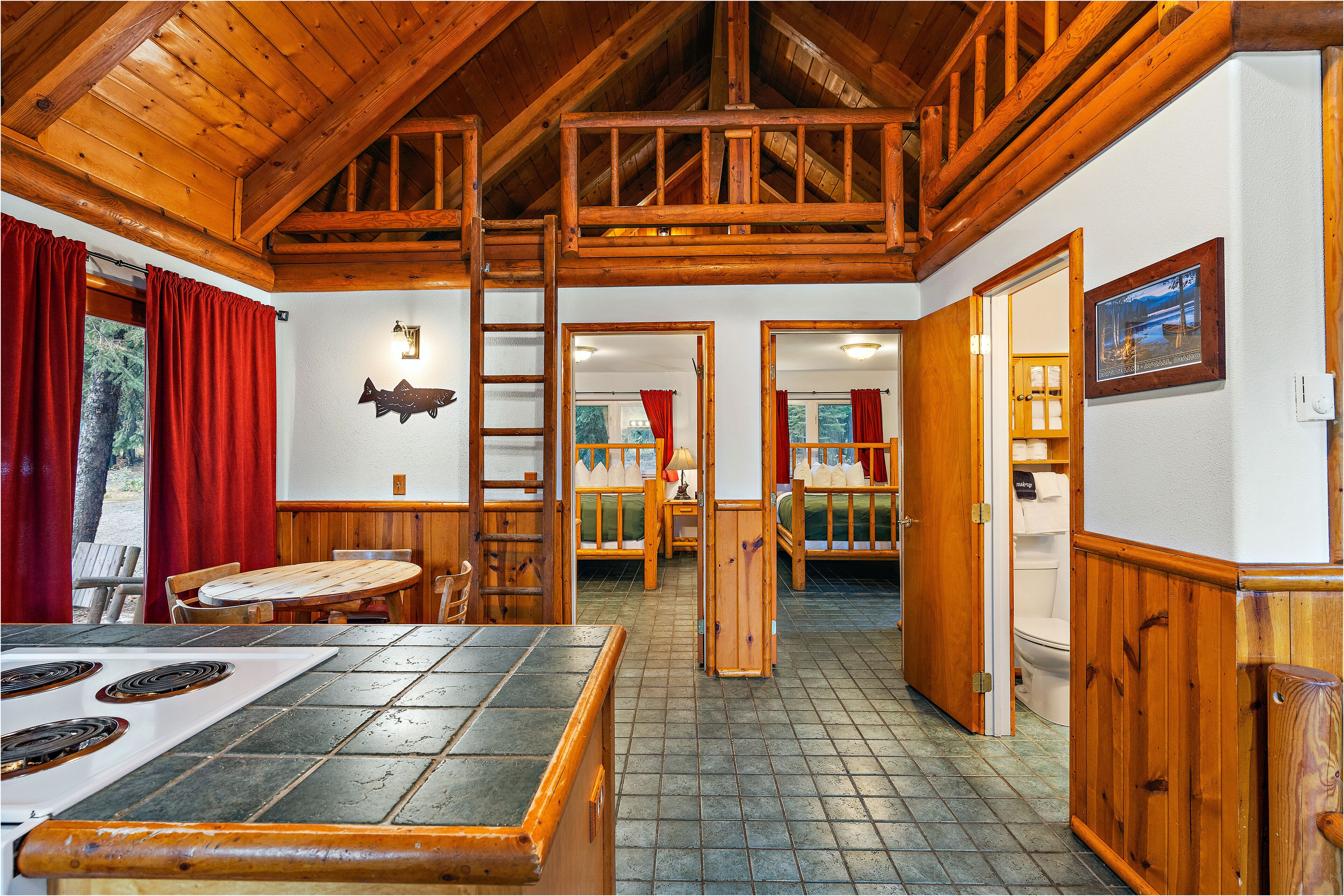 Bungalow Sockeye Salmon | Área de sala de estar | Televisión de pantalla plana de 55 pulgadas con canales por cable 