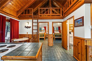 Huisje, keuken (Sockeye salmon) | Woonruimte | Een 55-inch flatscreentelevisie met kabelzenders en televisie