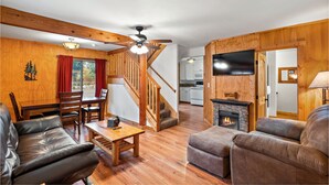 The Ponderosa | Classic 2-Bedroom | 起居區
