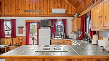 Sockeye salmon bungalow | Private kitchen | Fridge, microwave, stovetop, coffee/tea maker