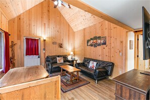 Cabaña, 3 habitaciones, cocina | Área de sala de estar | Televisión de pantalla plana de 55 pulgadas con canales por cable 