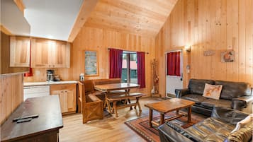 Cabana, 3 quartos, cozinha | Área de estar | TV de tela plana 55 polegadas com canais a cabo, TV, lareira