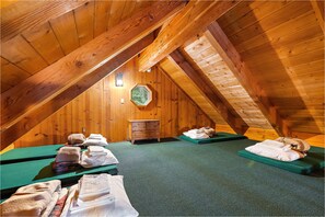 Sockeye salmon bungalow | Pillowtop beds, individually decorated, individually furnished - Brundage Bungalows (McCall)