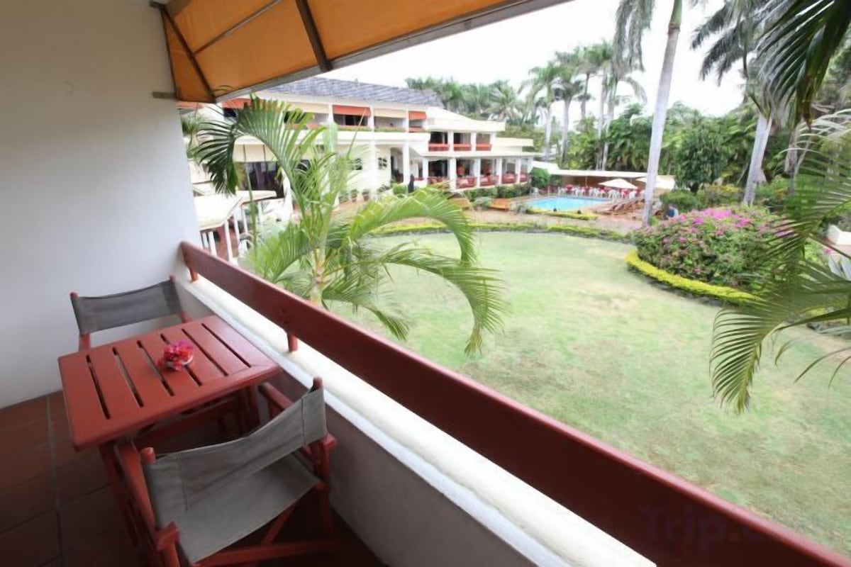 Outdoor dining | Breakfast, lunch and dinner served