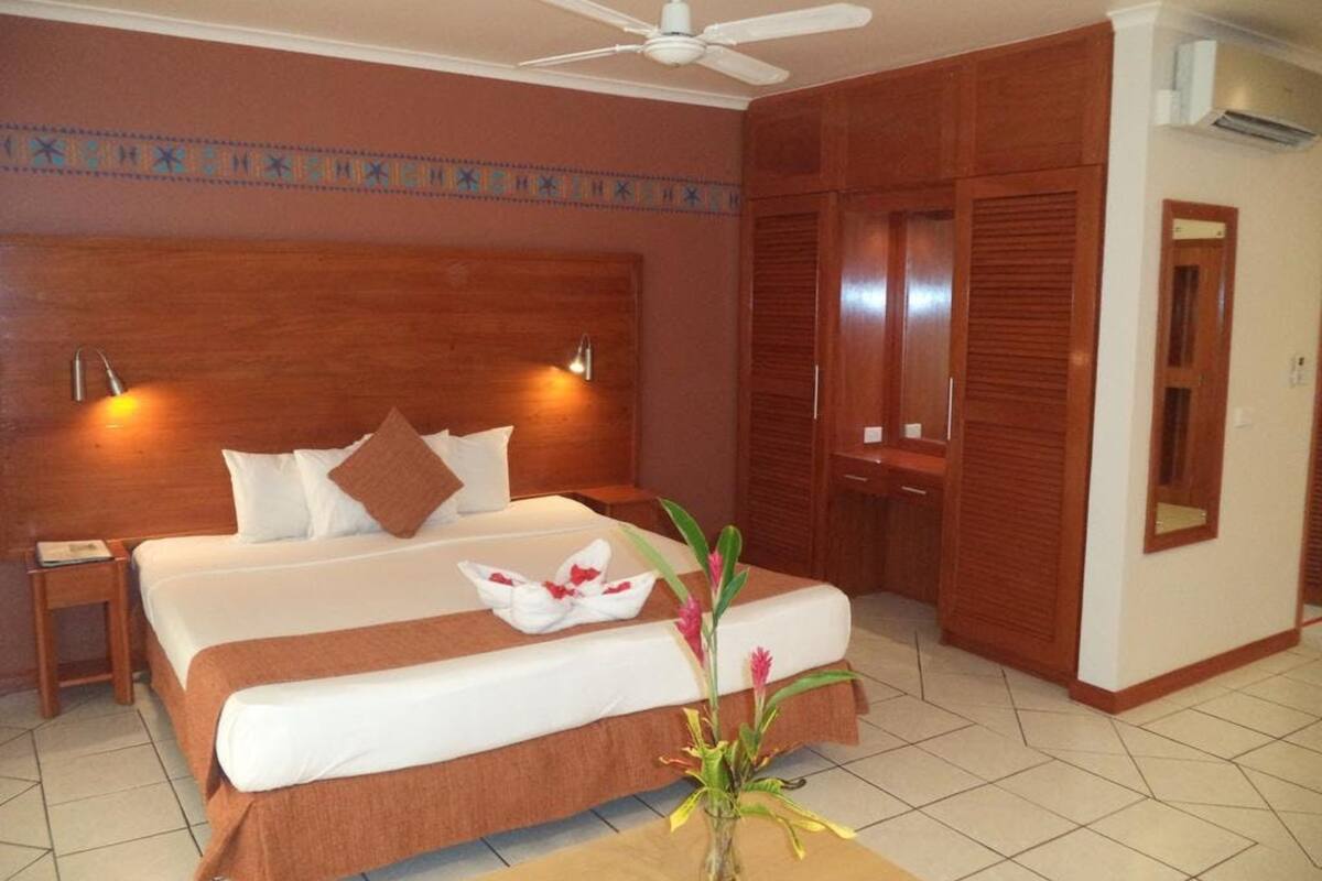 Deluxe Room, 1 Bedroom | Peralatan tempat tidur premium, peti besi dalam bilik 