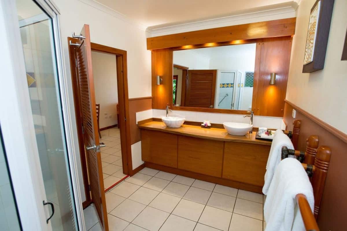 superior premium room | bathroom | shower, free toiletries, hair dryer, towels