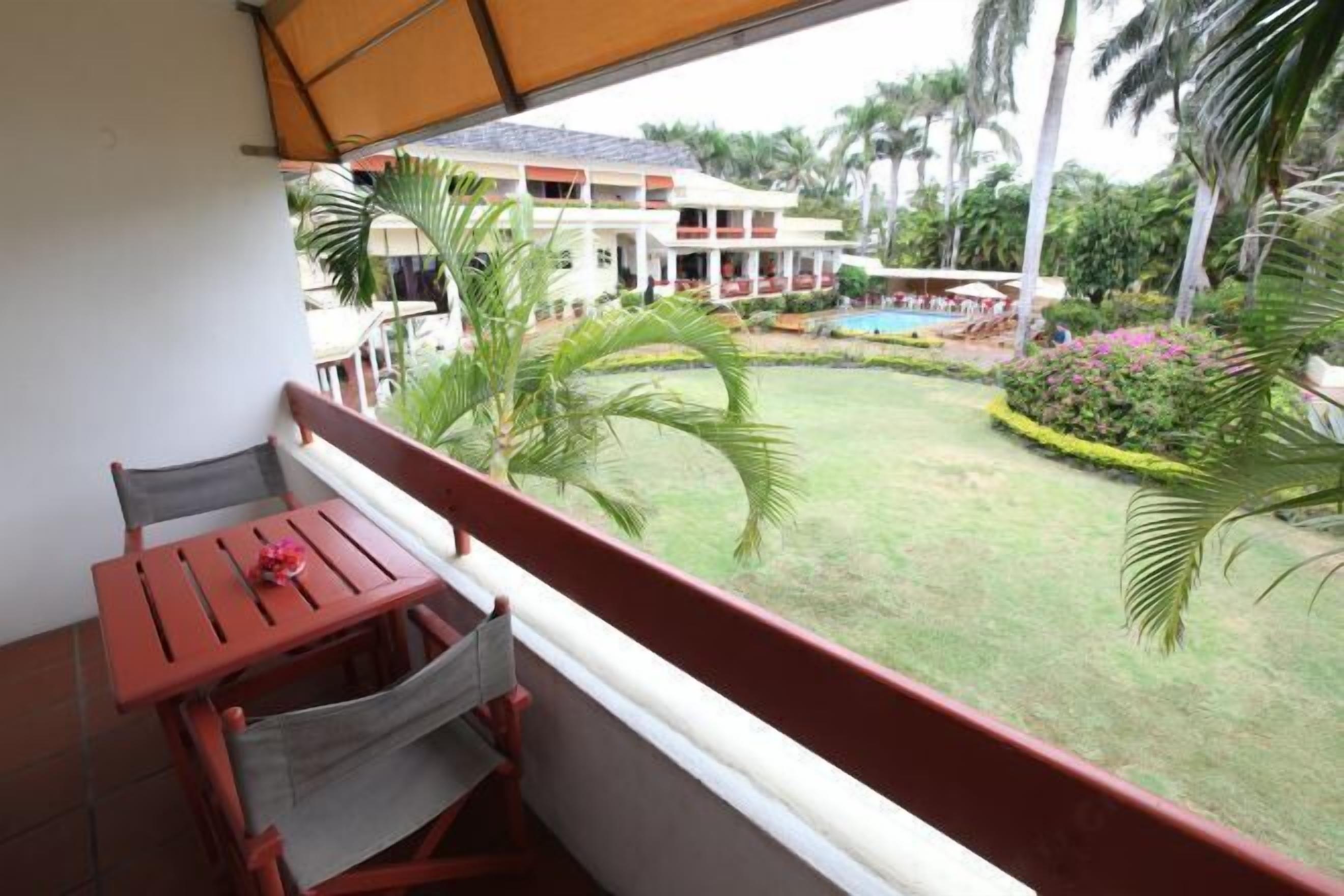 Outdoor dining | Breakfast, lunch and dinner served
