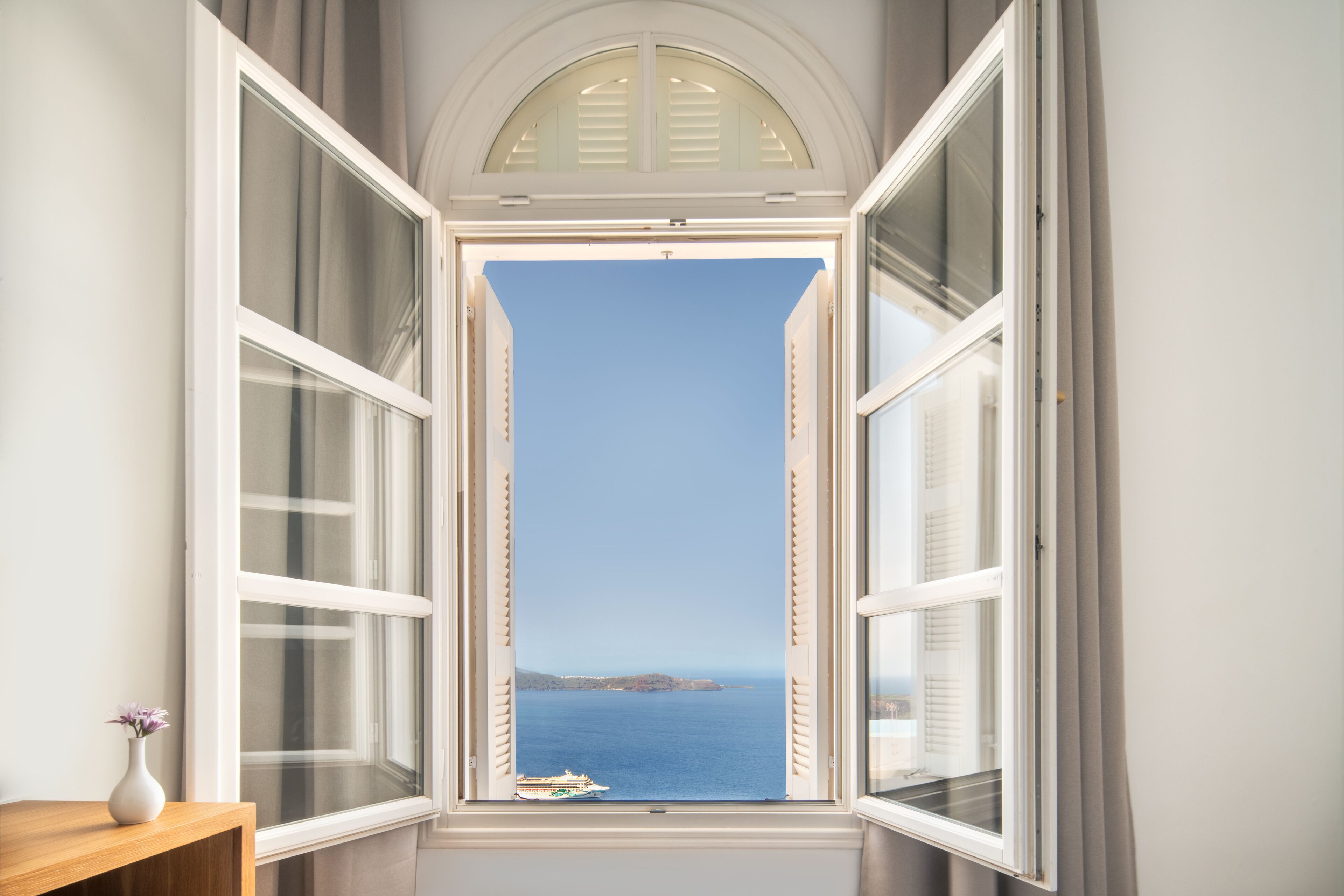 Kahden hengen classic-huone (kaksi sänkyä) (Window to Caldera & Volcano View) | Minibaari, tallelokero huoneessa, ilmainen Wi-Fi, vuodevaatteet