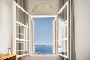 Minibar, caja de seguridad en la habitación, wifi gratis y ropa de cama 