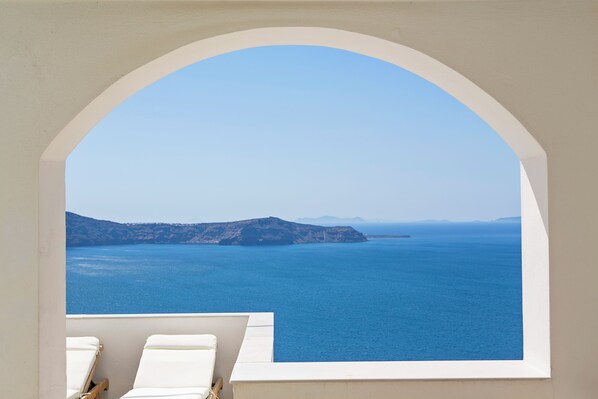 Una piscina al aire libre de temporada