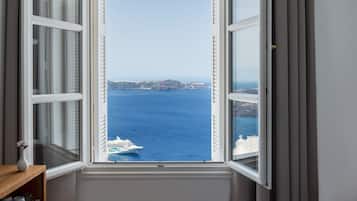 Classic Twin Room (Window to Caldera & Volcano View) | Bar mini, peti besi dalam bilik, Wi-fi percuma, cadar katil