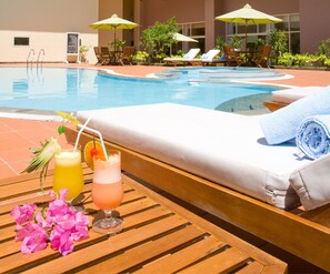 Hồ bơi ngoài trời