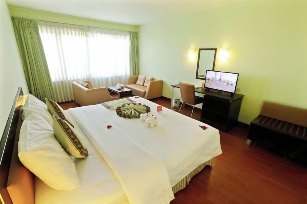 Minibar, in-room safe, desk, blackout curtains