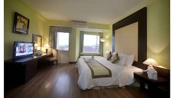 Suite, 1 tweepersoonsbed | Een minibar, een kluis op de kamer, een bureau, verduisterende gordijnen
