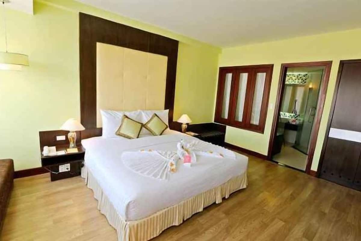 Minibar, in-room safe, desk, blackout curtains