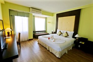 Suite, 1 Doppelbett | Minibar, Zimmersafe, Schreibtisch, Verdunkelungsvorhänge