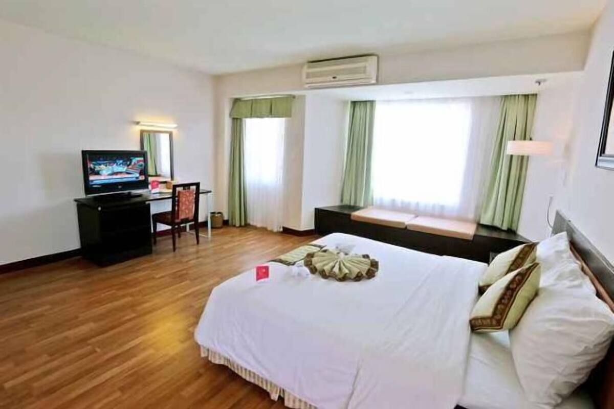 Een minibar, een kluis op de kamer, een bureau, verduisterende gordijnen