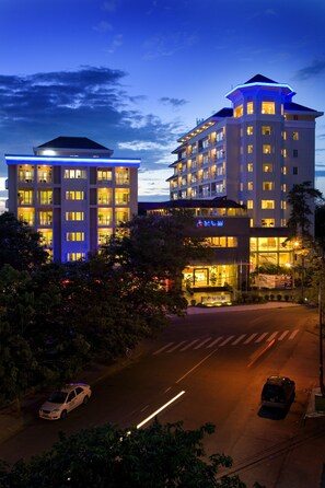 Mặt tiền nơi lưu trú - ban đêm