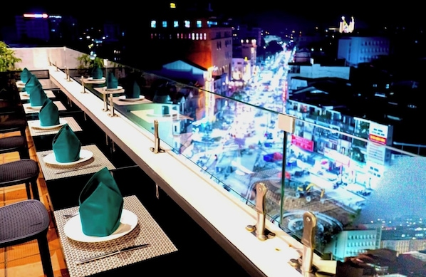 Khu ẩm thực ngoài trời