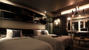 A modern bedroom with two beds, a large mirror, and a chandelier. - Hotel Kobos (Seoul)