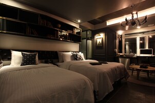 Cubrecamas, caja de seguridad en la habitación y escritorio