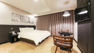 Kahden hengen deluxe-huone | Untuvapeitot, tallelokero huoneessa, työpöytä, pimennysverhot