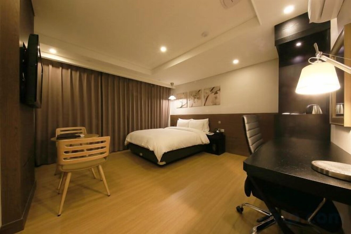Edredons de pluma, cofres nos quartos, escrivaninha, cortinas blackout