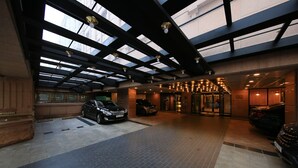 A spacious lobby with a high ceiling, skylights, and a modern design. - Hotel Kobos (Seoul)