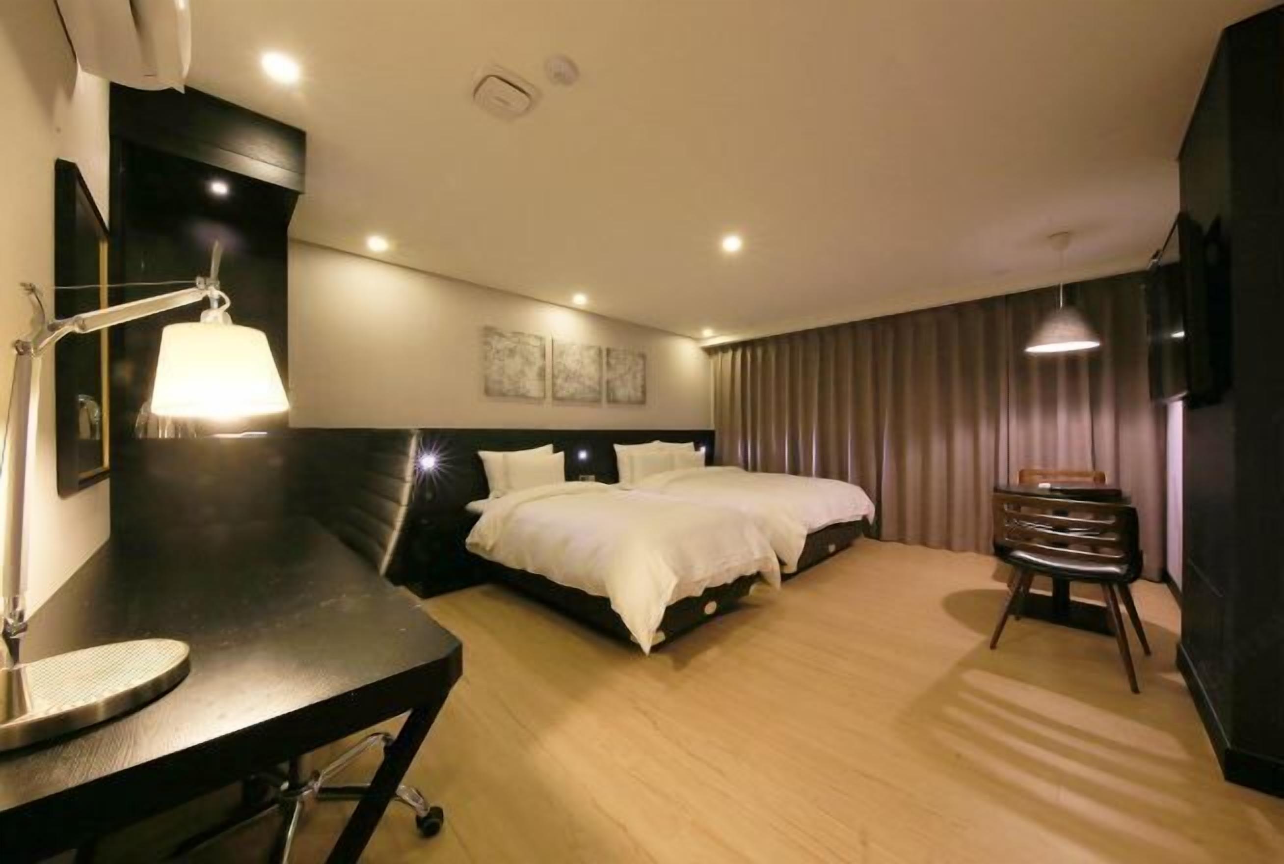 Down comforters, in-room safe, desk, blackout drapes