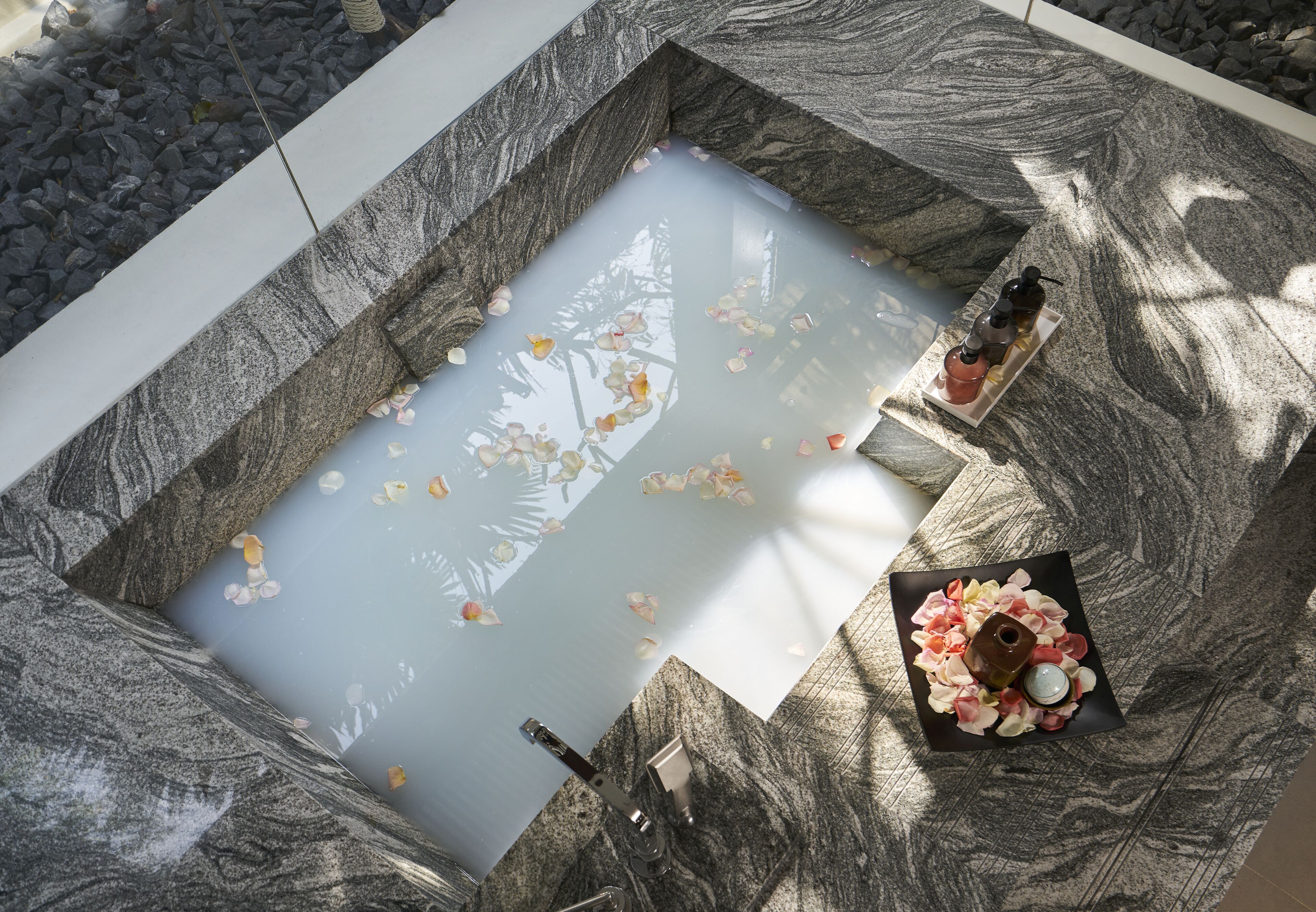 sauna, hot tub, body treatments, aromatherapy, thai massages