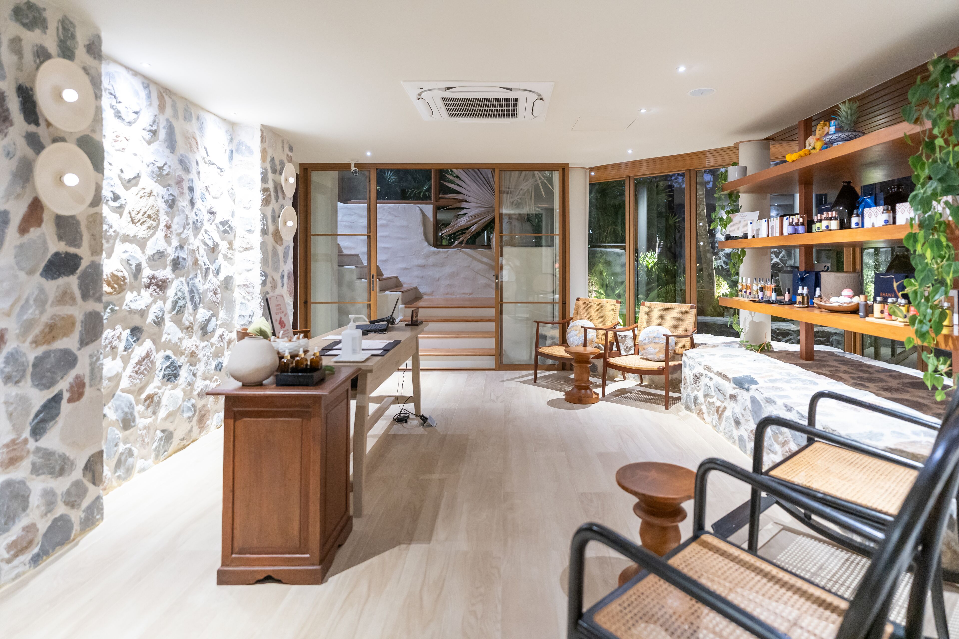 sauna, hot tub, body treatments, aromatherapy, thai massages