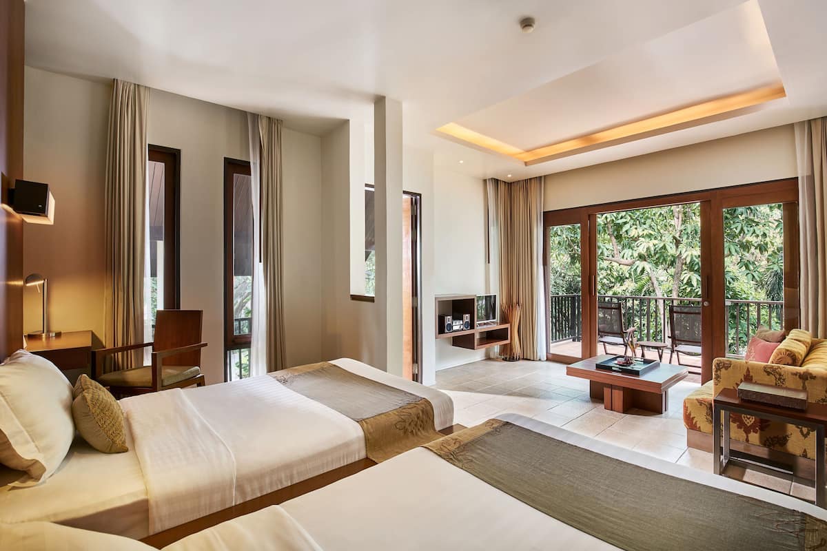 deluxe room (pavilion) | minibar, in-room safe, desk, soundproofing