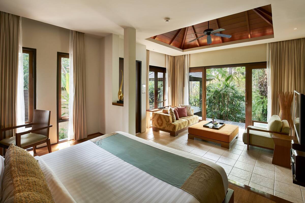 suite, jetted tub, garden area | minibar, in-room safe, desk, soundproofing