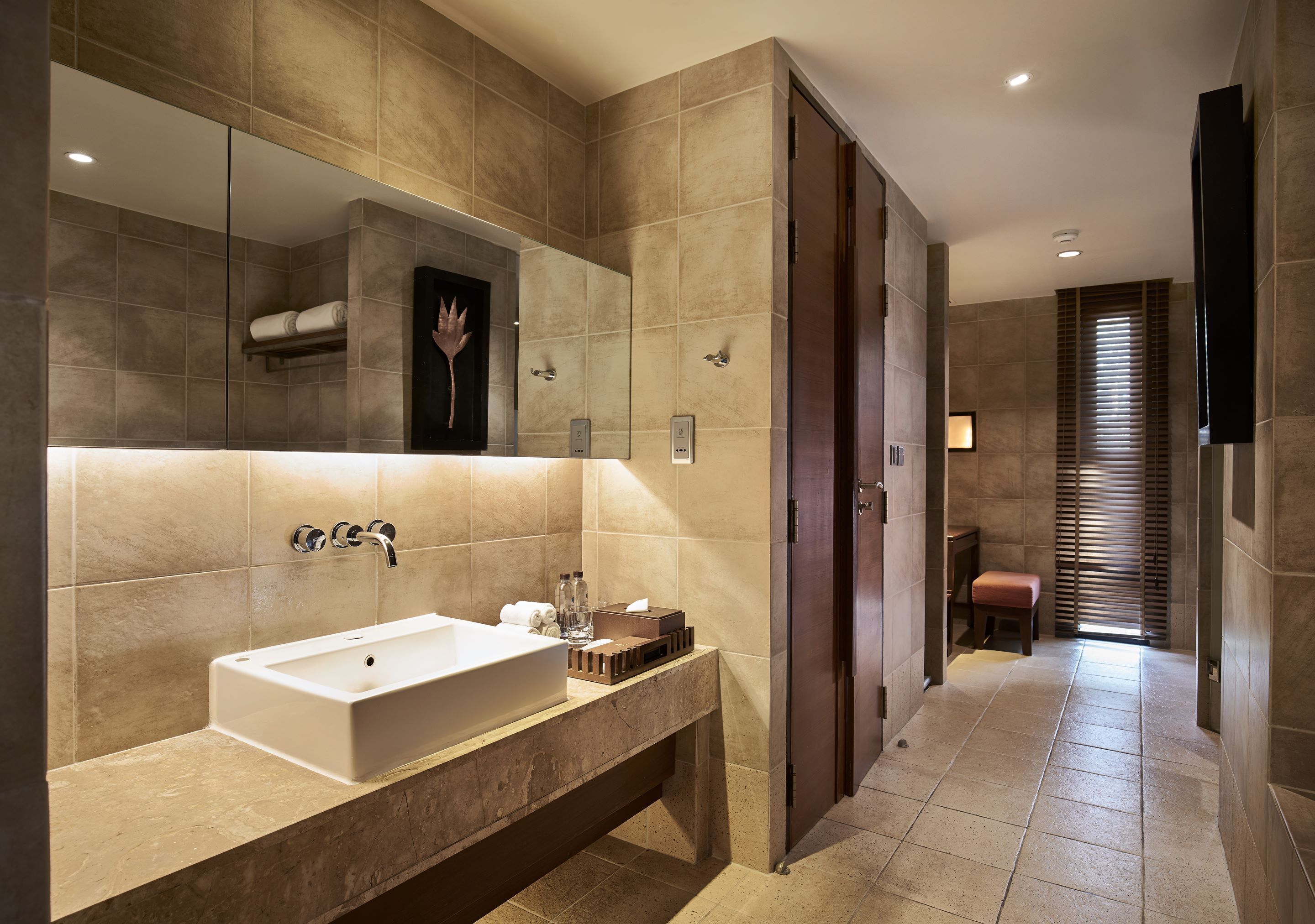deluxe room (pavilion) | bathroom | combined shower/bathtub, rainfall showerhead, designer toiletries
