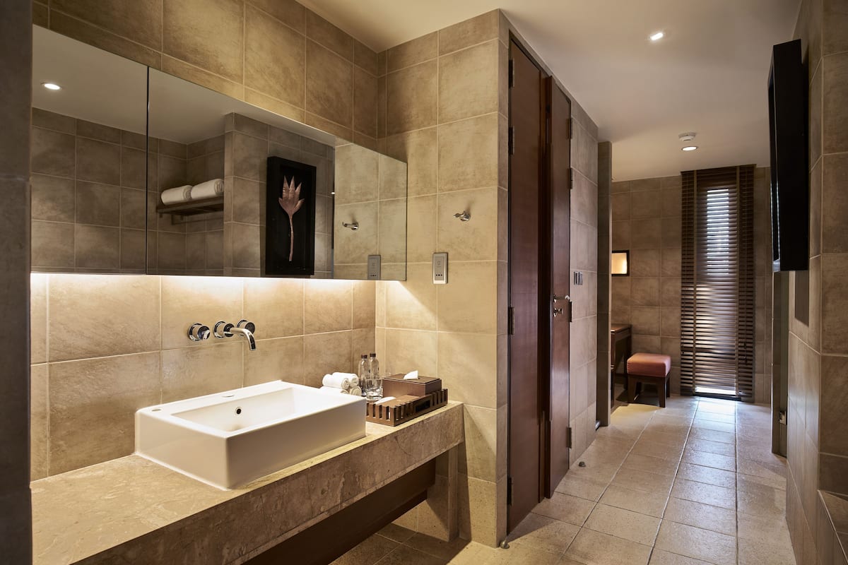 deluxe room (pavilion) | bathroom | combined shower/bathtub, rainfall showerhead, designer toiletries