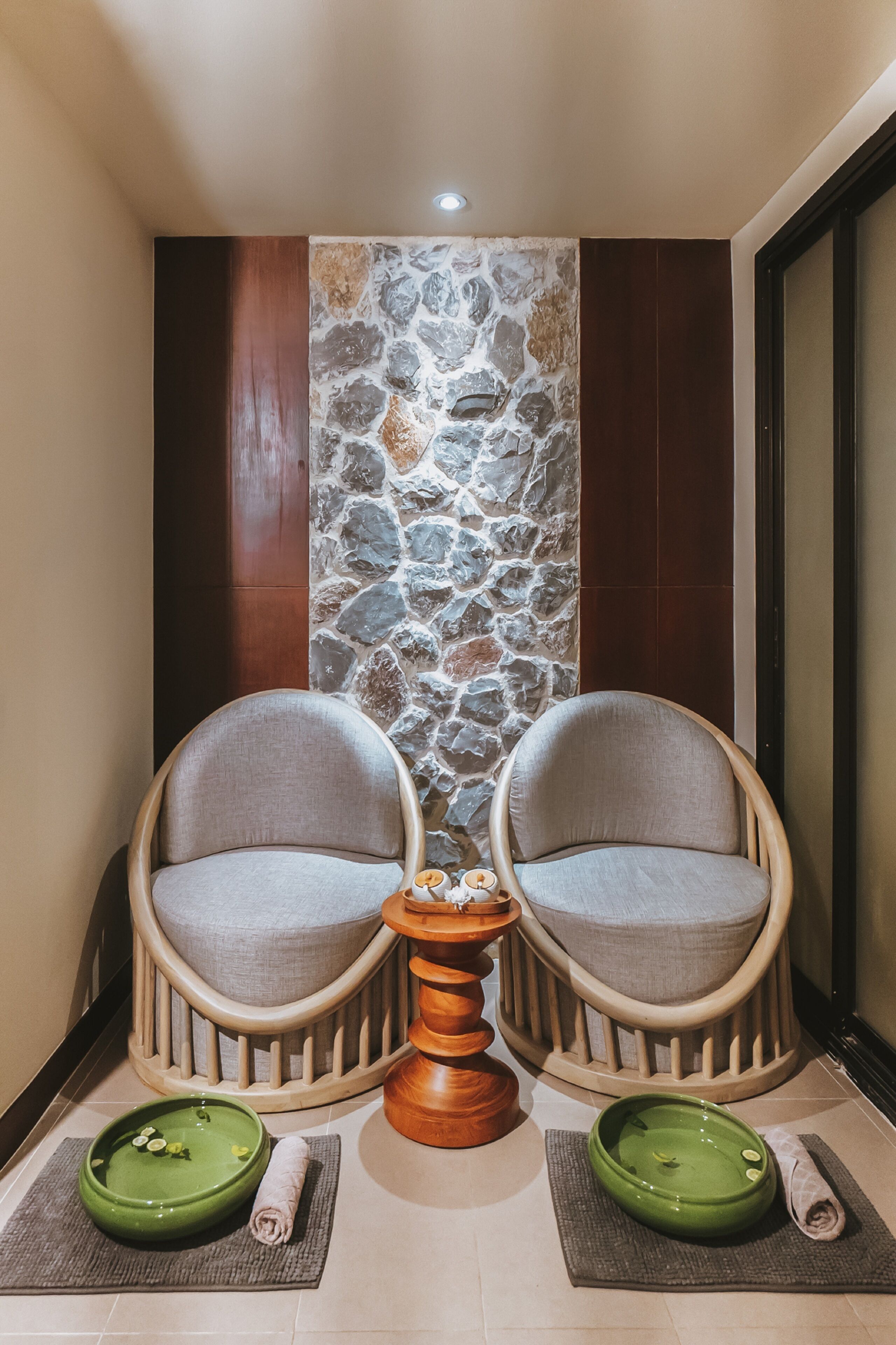 sauna, hot tub, body treatments, aromatherapy, thai massages