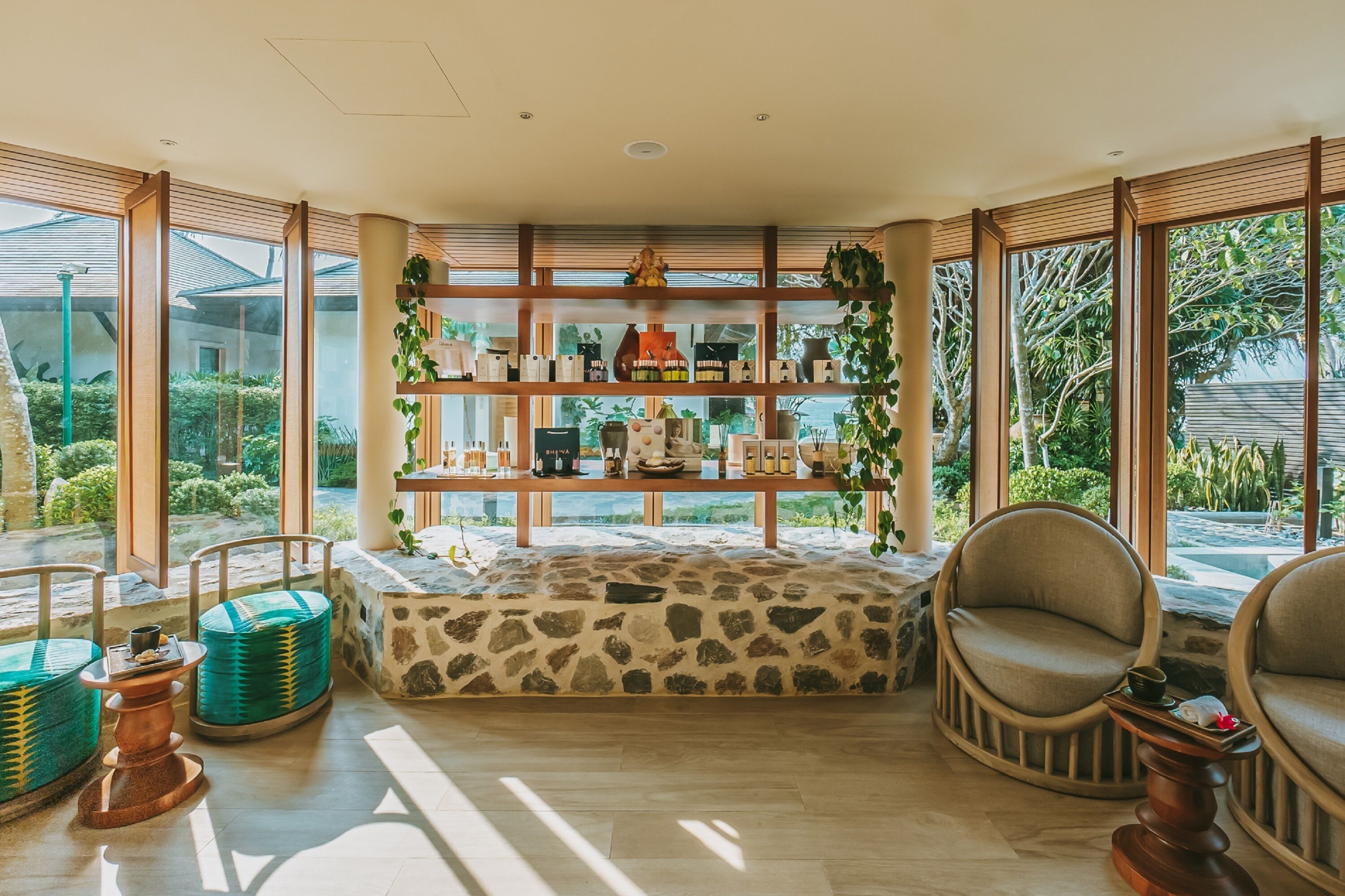 sauna, hot tub, body treatments, aromatherapy, thai massages