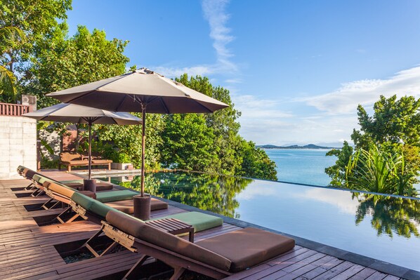 من حمّامات السباحة المغطاة، حمّام سباحة خارجي، مظلات على حمّام السباحة