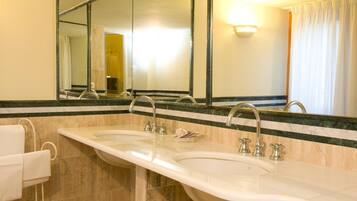 Doccia, asciugacapelli, bidet, asciugamani