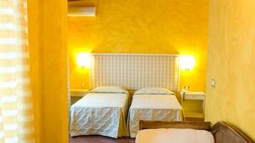 Zimmersafe, Schreibtisch, kostenloses WLAN, BettwÀsche