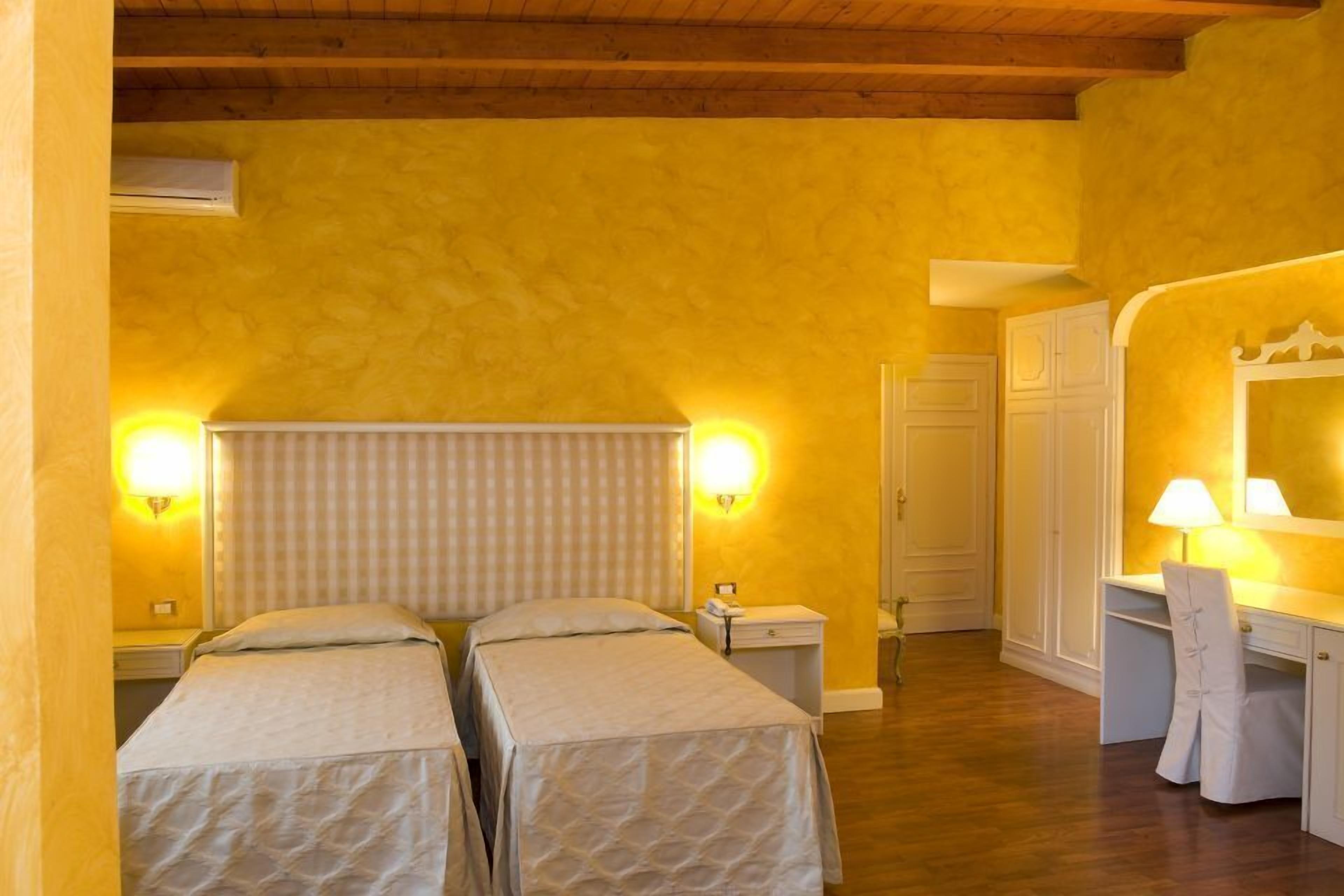 double or twin room | in-room safe, desk, free wifi, bed sheets