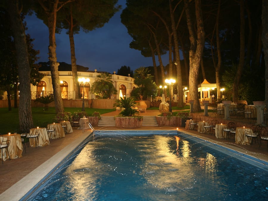 Una piscina al aire libre