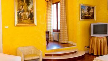 Zimmersafe, Schreibtisch, kostenloses WLAN, BettwÀsche