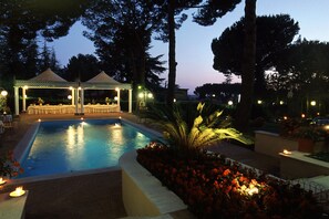 Una piscina al aire libre