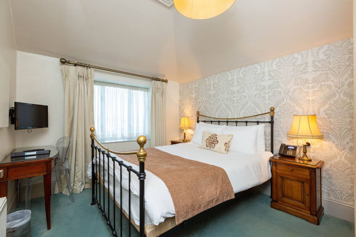 Double Room | Iron/ironing board (on request), WiFi (free), bed sheets