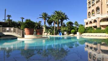 Kolam renang outdoor, dengan kursi berjemur