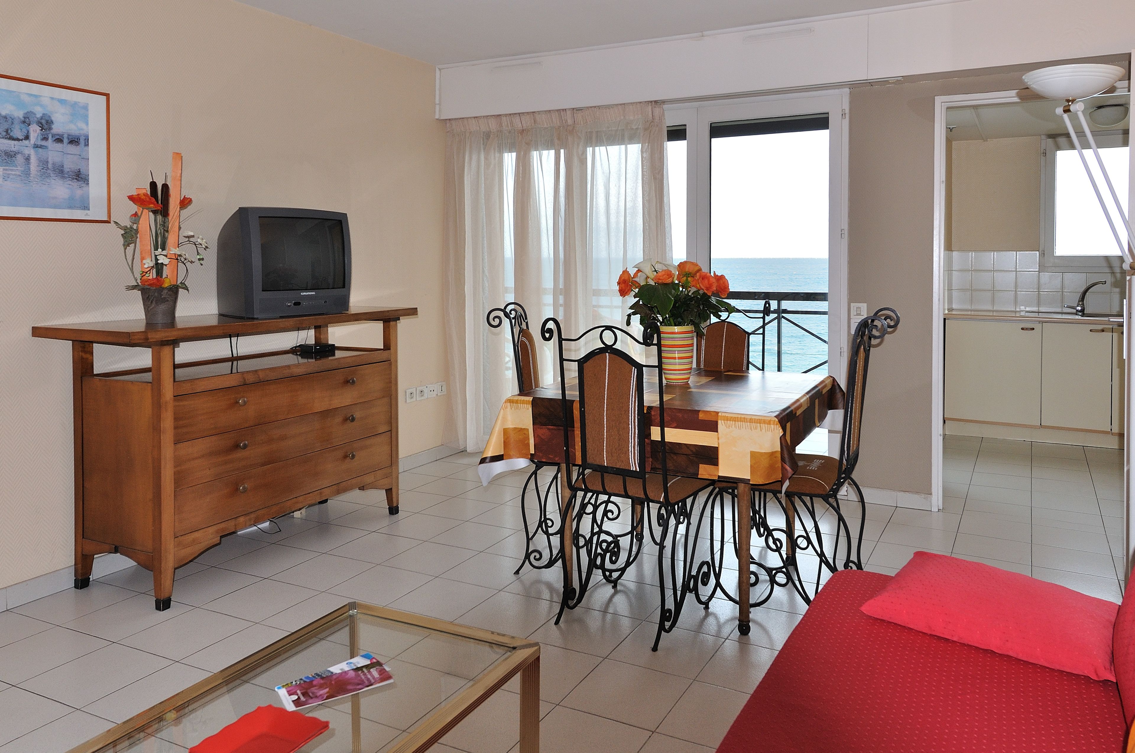 Apartamento, 1 habitación, balcón, vistas al mar | Zona de estar | Televisión de 80 cm con canales digitales