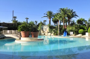 Outdoor pool, open 9:00 AM to 7:30 PM, pool loungers - Residhotel Villa Maupassant (Cannes)