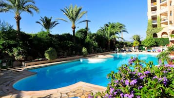 Kolam renang outdoor, dengan kursi berjemur