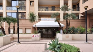 Entrada de un hotel con un cartel que dice "ResiHotel Villa Maupassant".